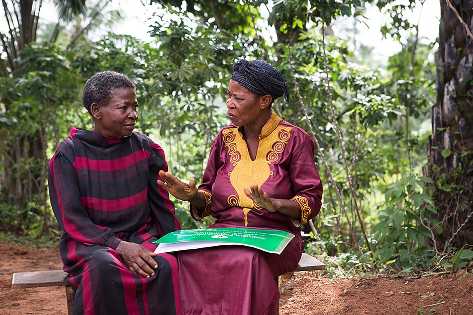 Stella Chibueze (right), a community drug distributor in the village next to Orji’s, talks to Onyekaozuru Ibezim about the diseases the drugs treat. Health education is an essential part of mass drug distribution. 